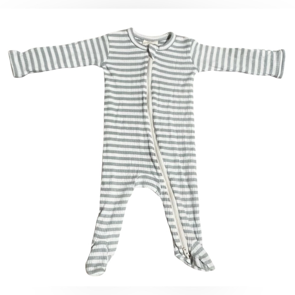 SIIX Organic Cotton Gray and White Striped Footies size 0-3 months